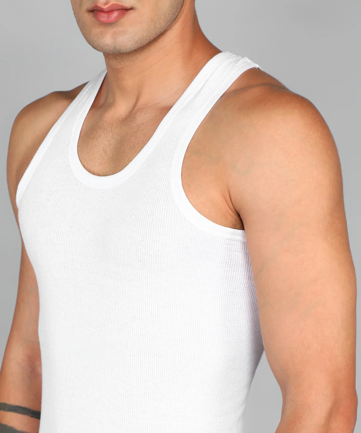 renox-mens-white-ribbed-cotton-vest-neckline